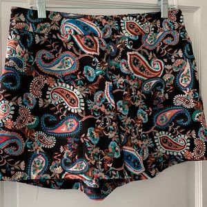 Cute brown paisley short with stretch waistband and pockets!
